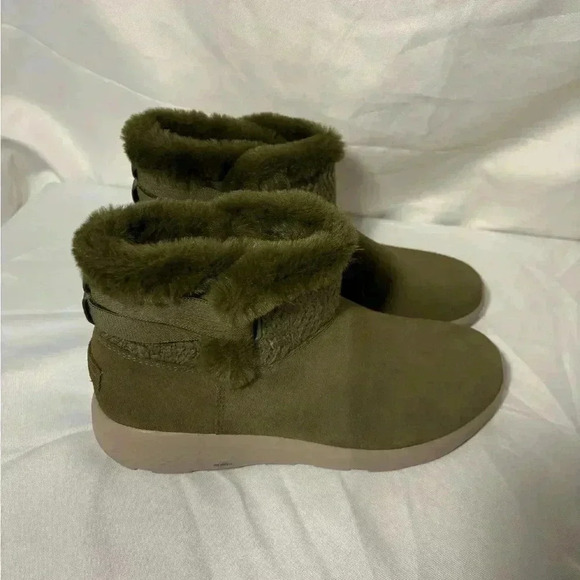 New with tags, womens size 9.5 sketchers on the go water repellant boots, #J387 - Picture 1 of 7